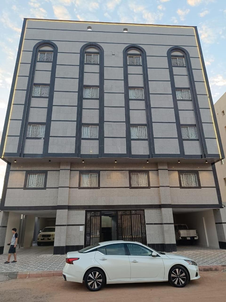 Yaqoot Al Madina Suites Al Awali エクステリア 写真