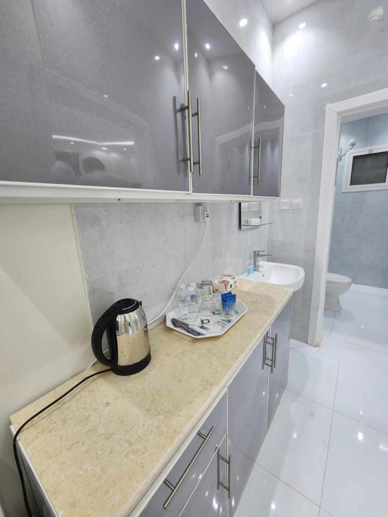 Yaqoot Al Madina Suites Al Awali エクステリア 写真